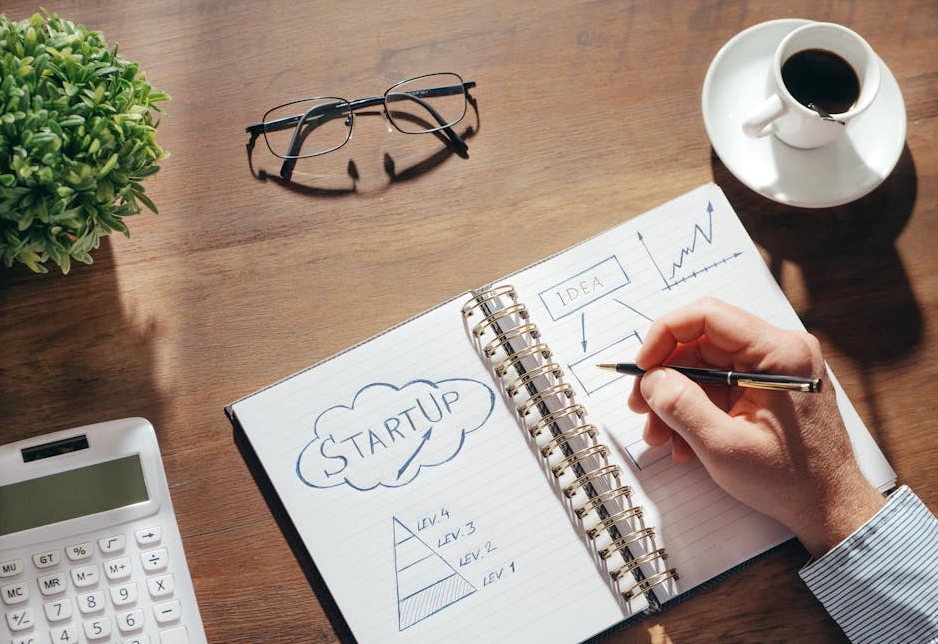 Osoba zapisující si strategické poznámky do zápisníku.